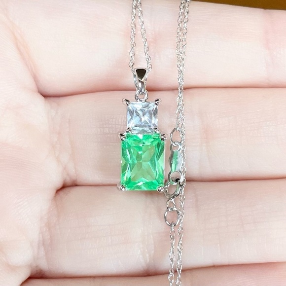 10k Green White Sapphire lab created emerald princess cut gold LGL necklace‌‌ - Picture 4 of 8